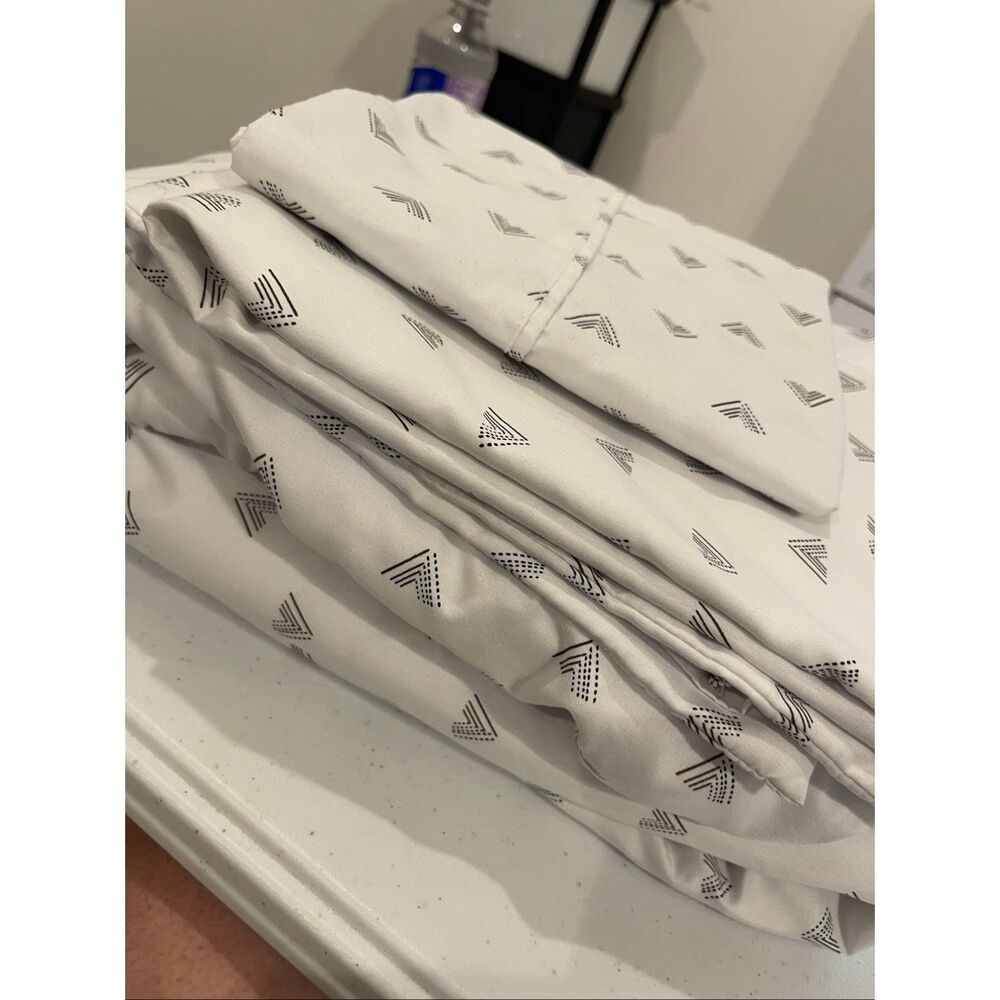 UGG white gray geo design queen sheets, fitted, top and 2 pillow cases